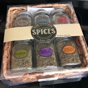 Spices with napkin basket gift box